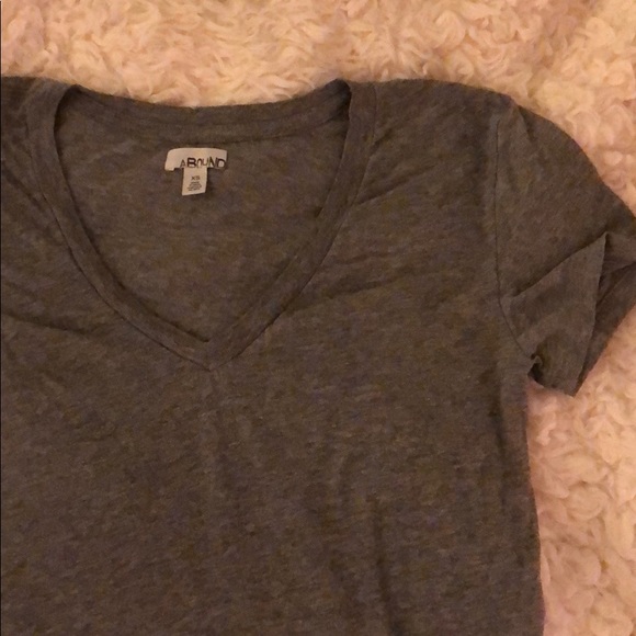 V neck - Picture 2 of 3